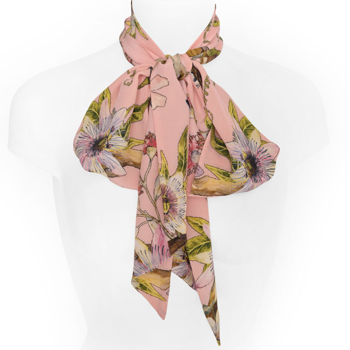 Elegantes Seidenaccessoire als Schleife gebunden mit Lemuren-Print in Kiss Me