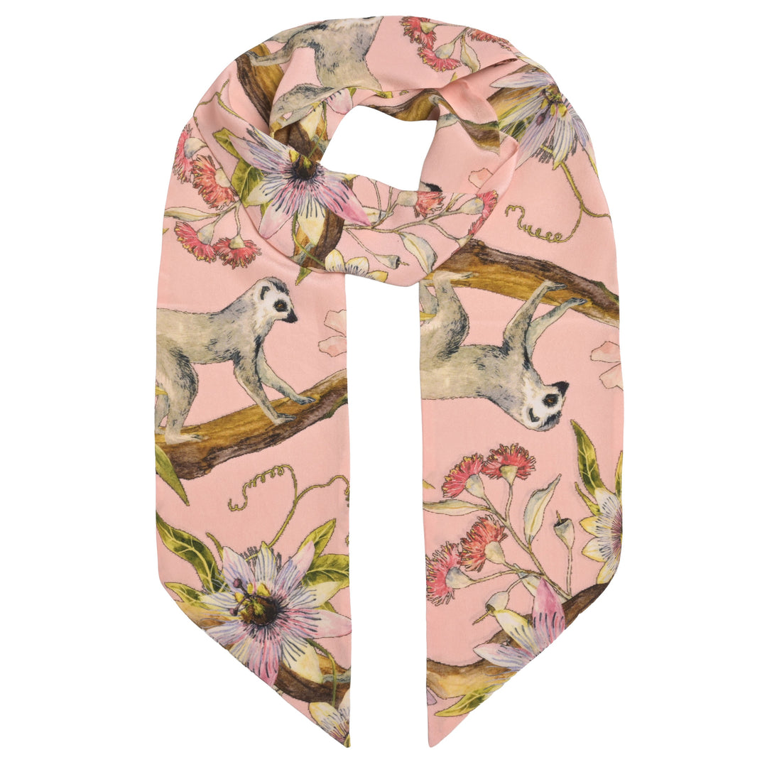 Schmale Seidenkrawatte mit exotischem Print in Rosa, Vorderansicht