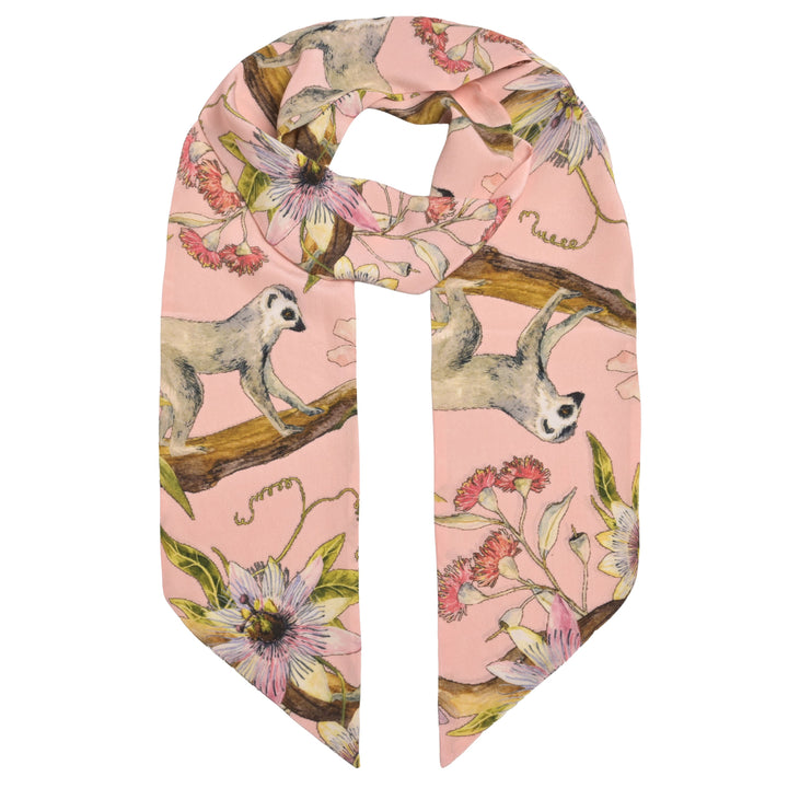 Schmale Seidenkrawatte mit exotischem Print in Rosa, Vorderansicht