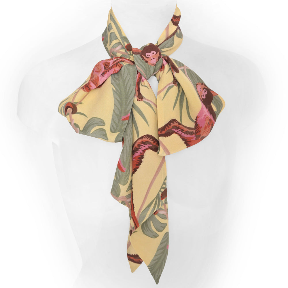 Schmale Krawattenschluppe aus Seide  als Halstuch mit Schleife gestylt