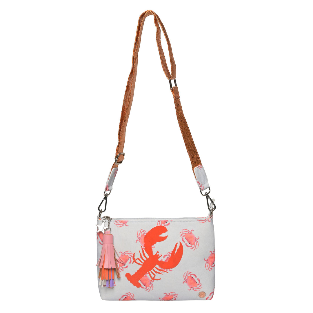 Kleine hellblaue Damentasche mit Krebs- und Hummer-Motiv, Pompom-Anhänger und abnehmbarem Tragegurt, nutzbar als Cosmetic Bag oder Clutch