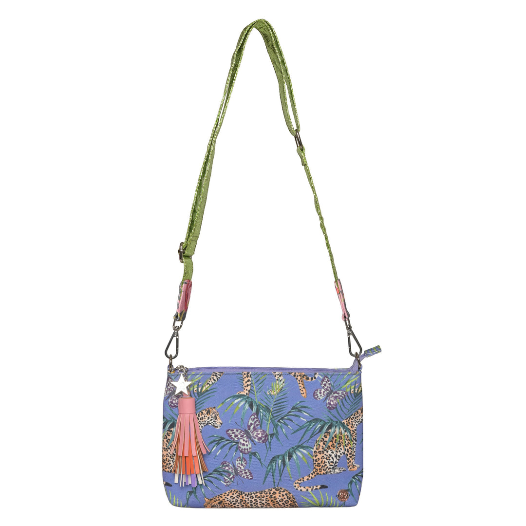 Kleine blaue Damentasche mit Dschungel-Motiv, Pompom-Anhänger und abnehmbarem Tragegurt, nutzbar als Cosmetic Bag oder Clutch