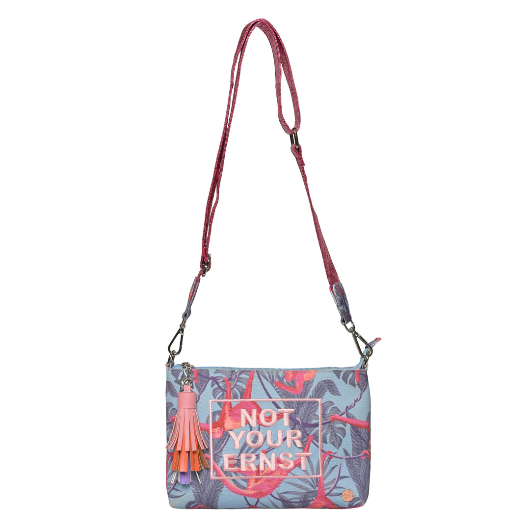 Kleine blaue Damentasche mit Affen-Motiv, Pompom-Anhänger und abnehmbarem Tragegurt, nutzbar als Cosmetic Bag oder Clutch