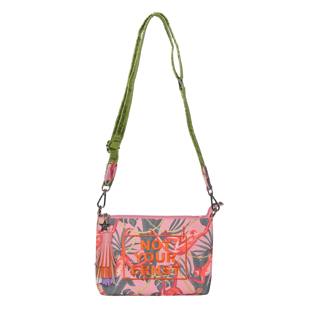 Kleine rosafarbene Damentasche mit Monkey-Motiv, Pompom-Anhänger und abnehmbarem Tragegurt, nutzbar als Cosmetic Bag oder Clutch
