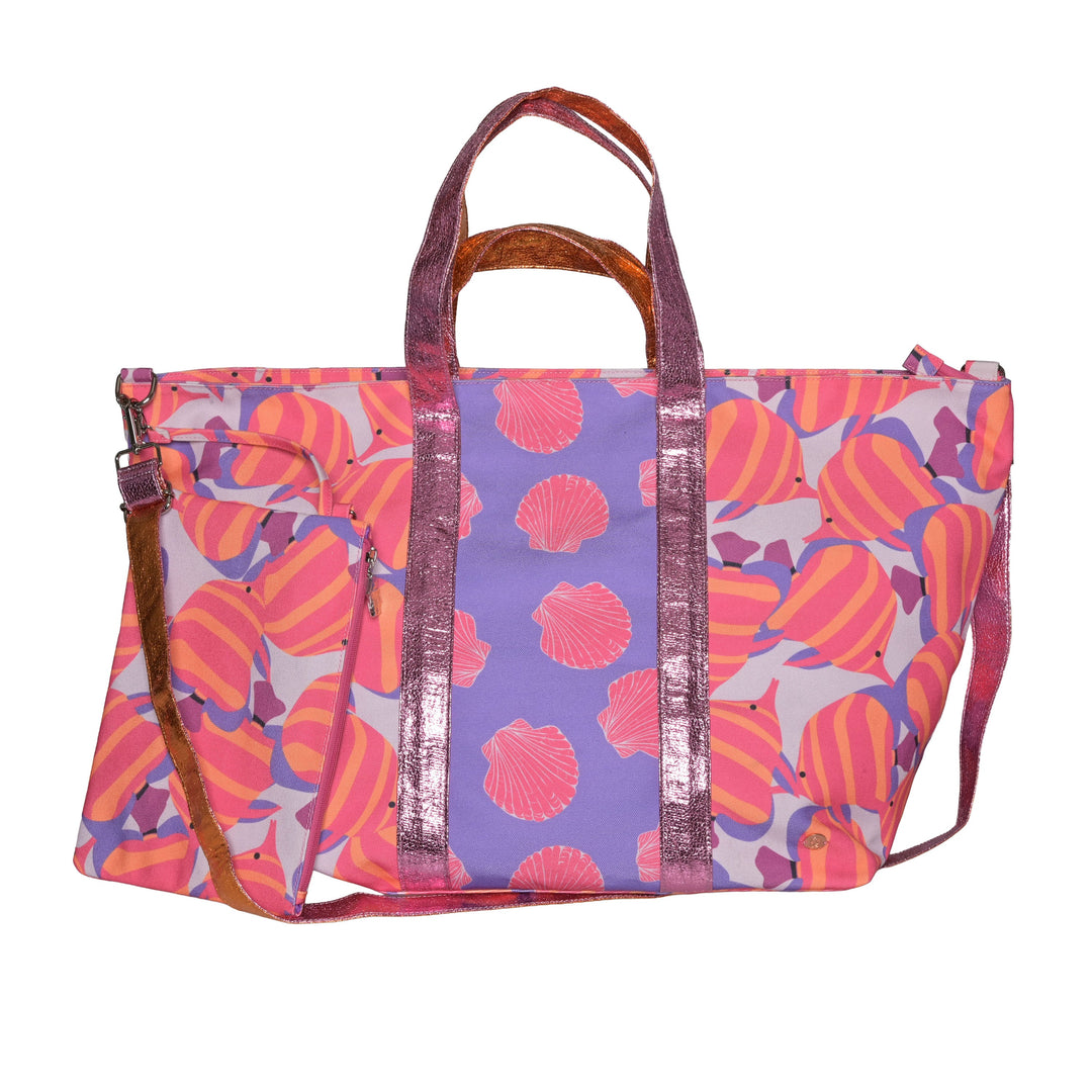 Extra großer Big Shopper in Koralle mit feinem Fische-Print. Mit abnehmbarer Extra-Clutch, viel Stauraum & Schultergurt.