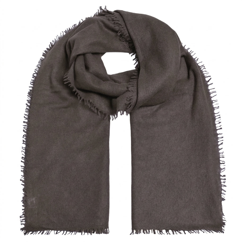Weicher und besonders fluffiger Kaschmirschal für Damen und Herren von cute stuff mit dezenten Fransen, gestrickt und gefilzt in der Farbe Alligator