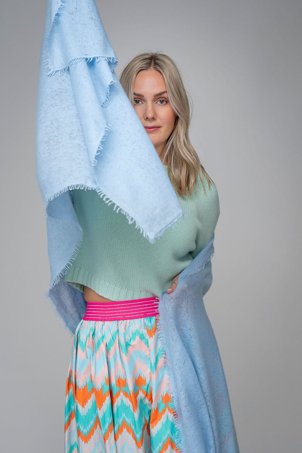 Model trägt Light Cashmere Schal mit Fransen in Milky Sky als Kaschmirstola