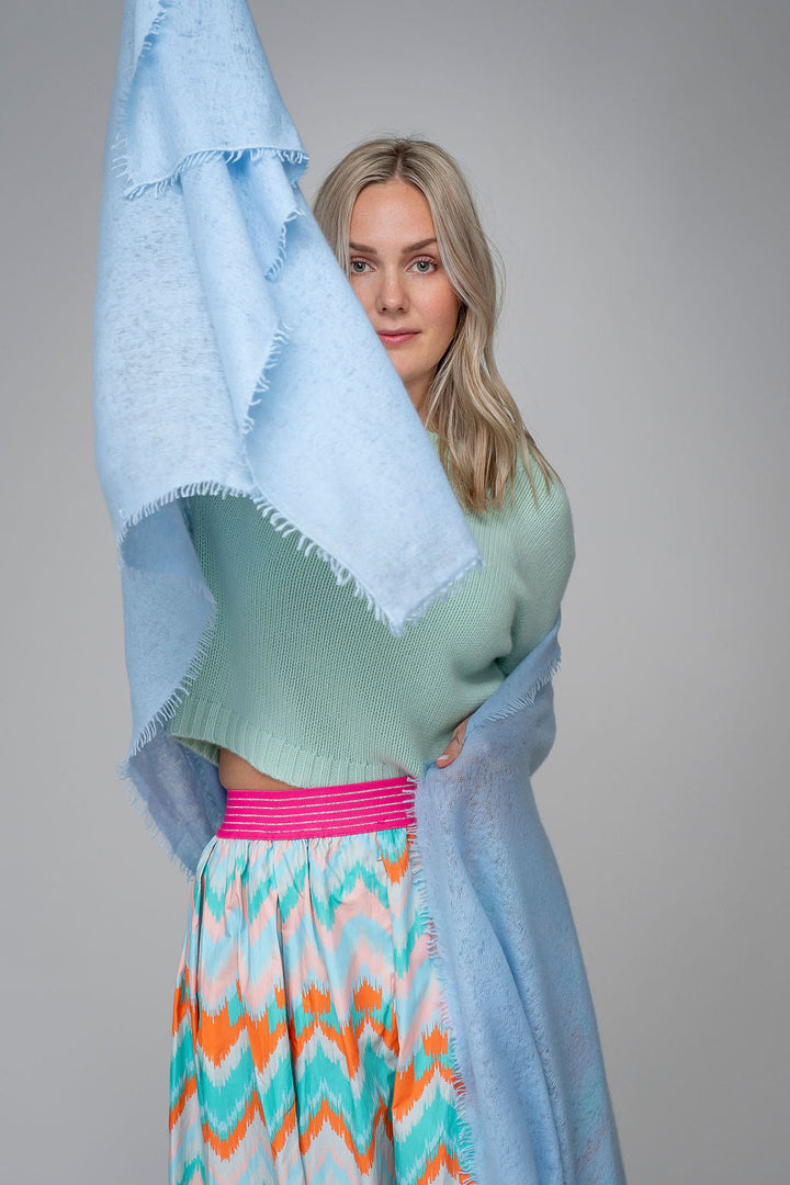 Model trägt Light Cashmere Schal mit Fransen in Milky Sky als Kaschmirstola