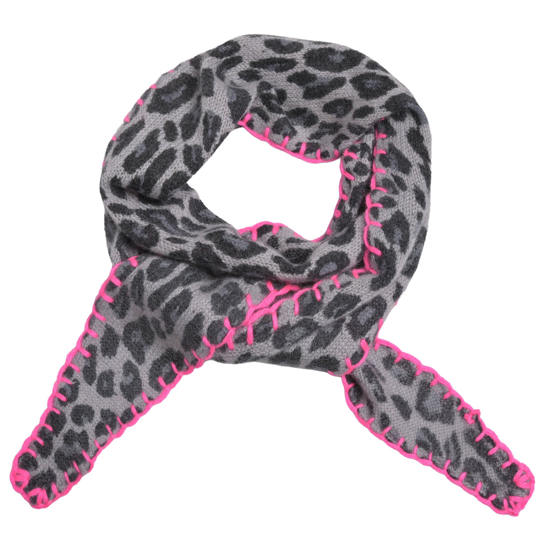Eleganter Kaschmirschal mit schwarzem Leoprint & Stitching in Neonpink. 100 % Kaschmir, handmade in Nepal – weich, nachhaltig & vielseitig kombinierbar. Perfekt auch als Windbreaker.