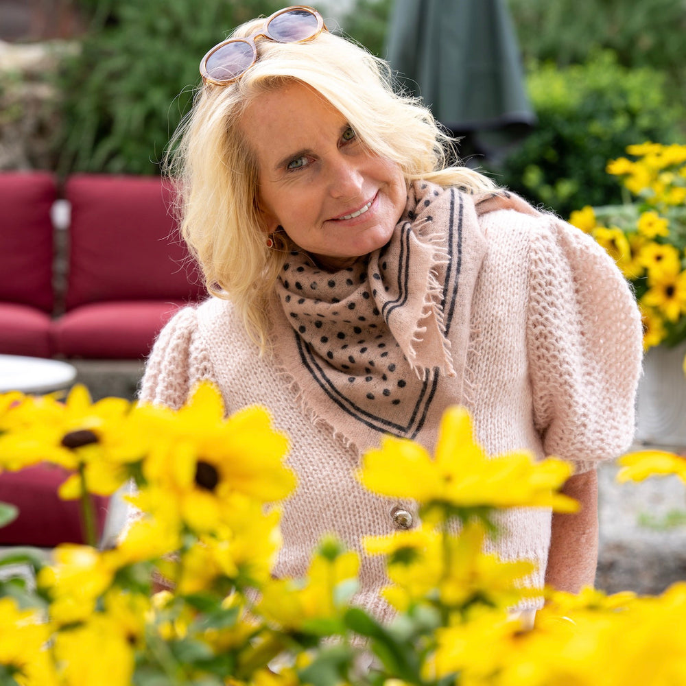 Light Cashmere Bandana mit Punkten in Foundation, Tragebild Kaschmirbandana als Halstuch gestylt
