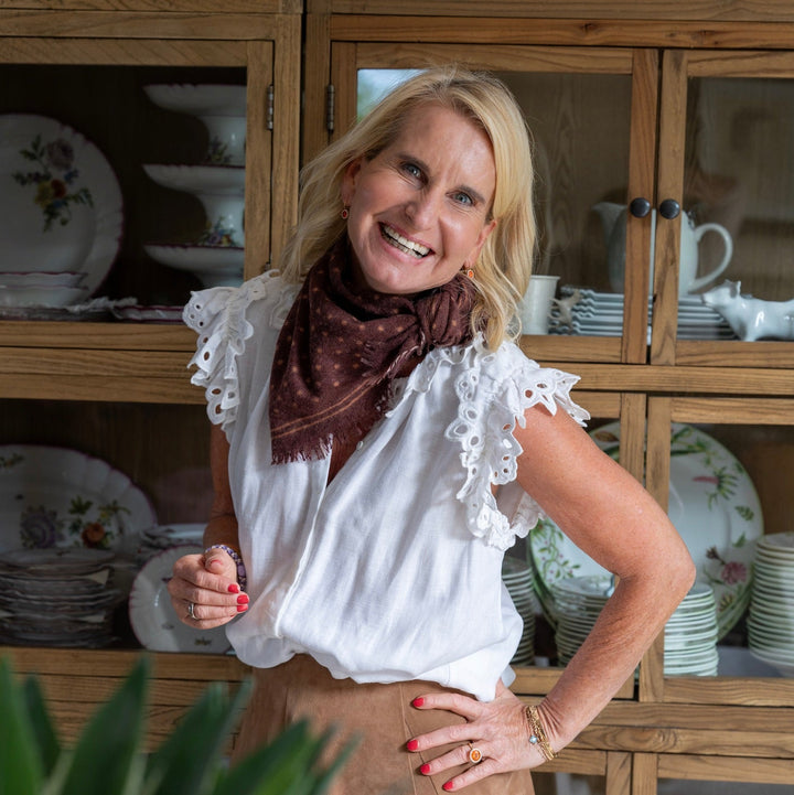 Light Cashmere Bandana Dot-cs mit Punkten und kleinen Fransen in Bison Brown getragen als Halstuch