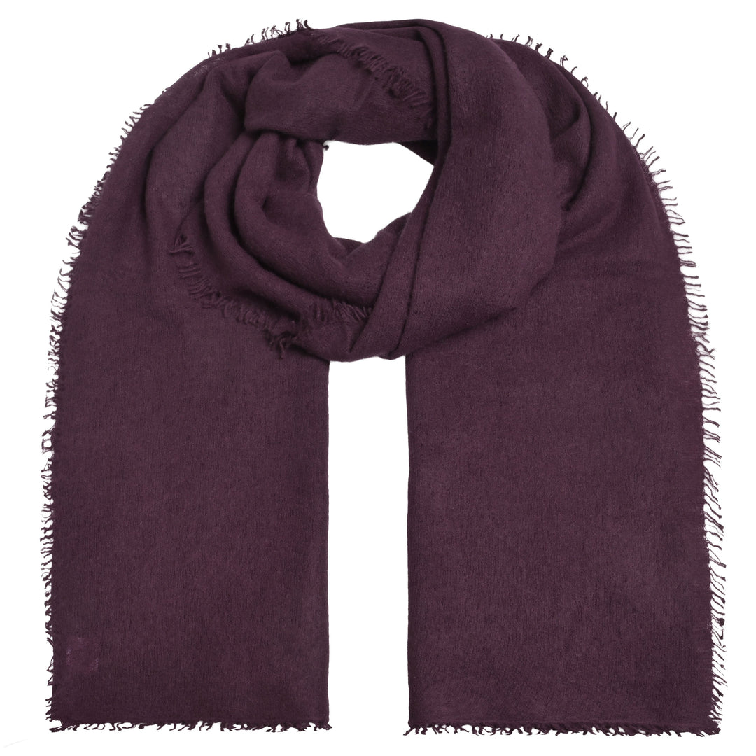 Weicher und besonders fluffiger Kaschmirschal für Damen mit Fransen von cute stuff, gestrickt und gefilzt in der Farbe Barolo, Dunkelviolett