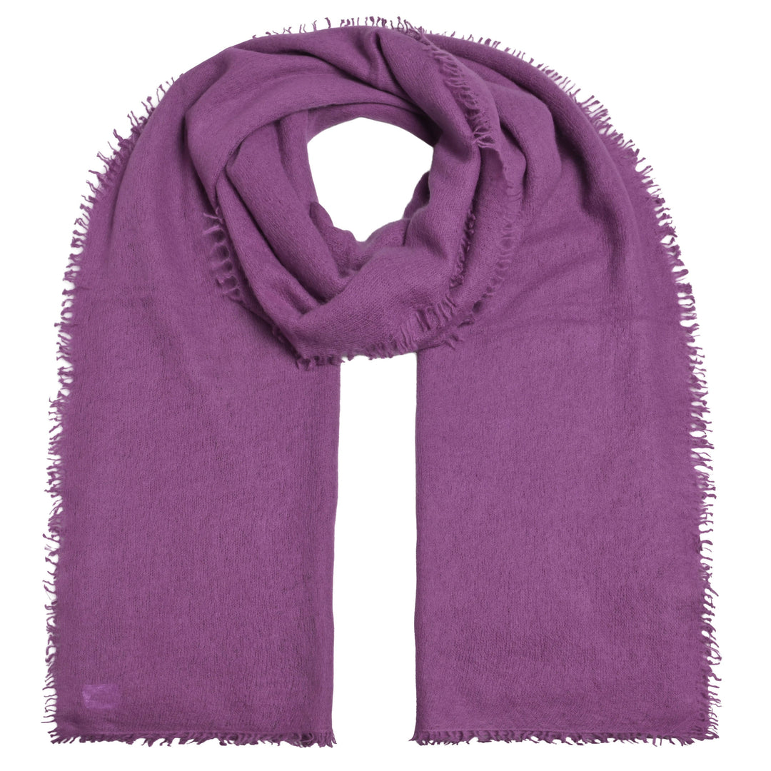 Weicher und besonders fluffiger Kaschmirschal für Damen mit Fransen von cute stuff, gestrickt und gefilzt in der Farbe Grape, ein dunkles Violett