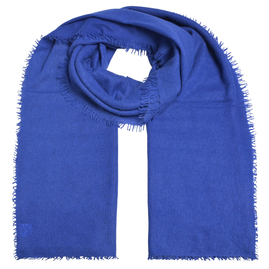 Weicher und besonders fluffiger Kaschmirschal für Damen und Herren von cute stuff mit dezenten Fransen, gestrickt und gefilzt in der Farbe Ink Blue