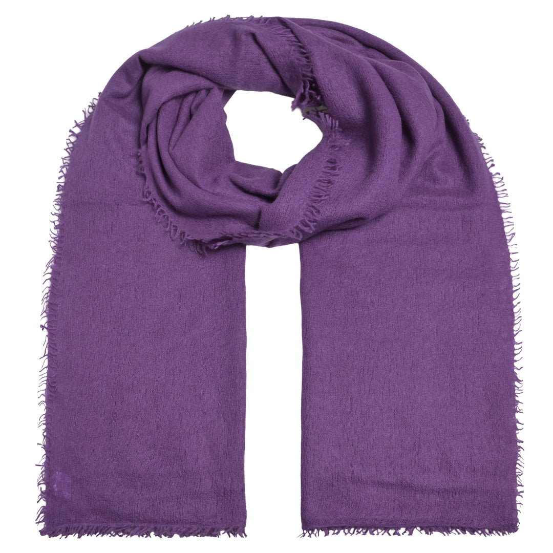 Weicher und besonders fluffiger Kaschmirschal für Damen mit Fransen von cute stuff, gestrickt und gefilzt aus 100% Light Cashmere in der Farbe Kronjuwel, Violett