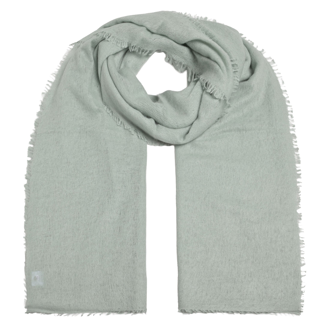 Weicher und besonders fluffiger Kaschmirschal für Damen und Herren von cute stuff mit dezenten Fransen, gestrickt und gefilzt in der Farbe Sage Tea, ein pastelliges Hellgrün