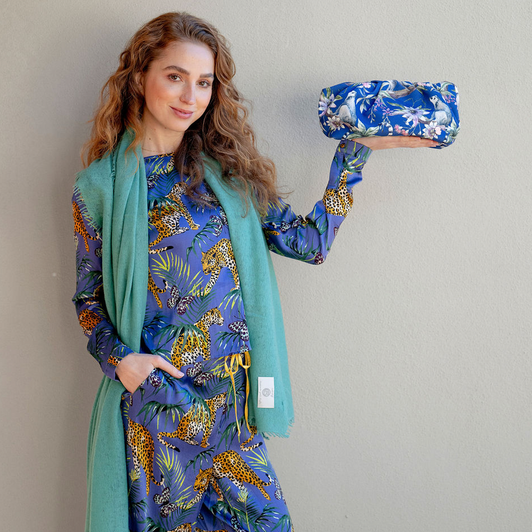 Stylische Abend-Clutch in Blau mit Lemuren-Muster und Klappverschluss, perfekter Begleiter für Dinner, Parties und Cocktail-Empfänge, Modelbild