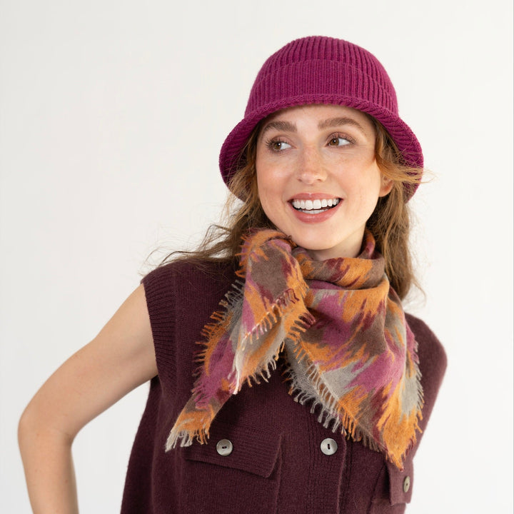 Damen-Strickhut in Wild Berry als modisches Winteraccessoire getragen und kombiniert mit einem Kaschmir-Bandana