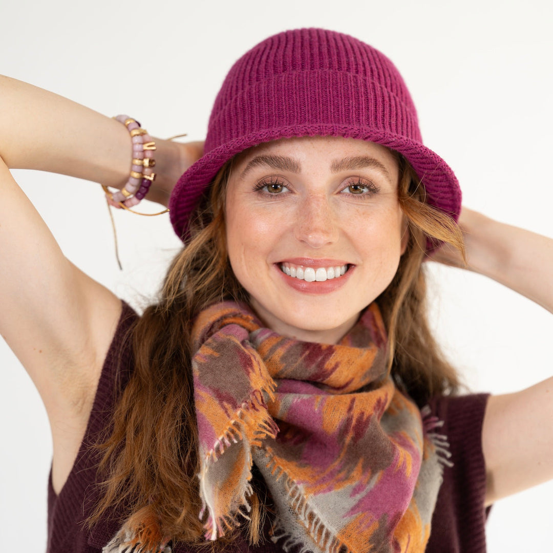 Damen-Strickhut in Wild Berry als modisches Winteraccessoire getragen
