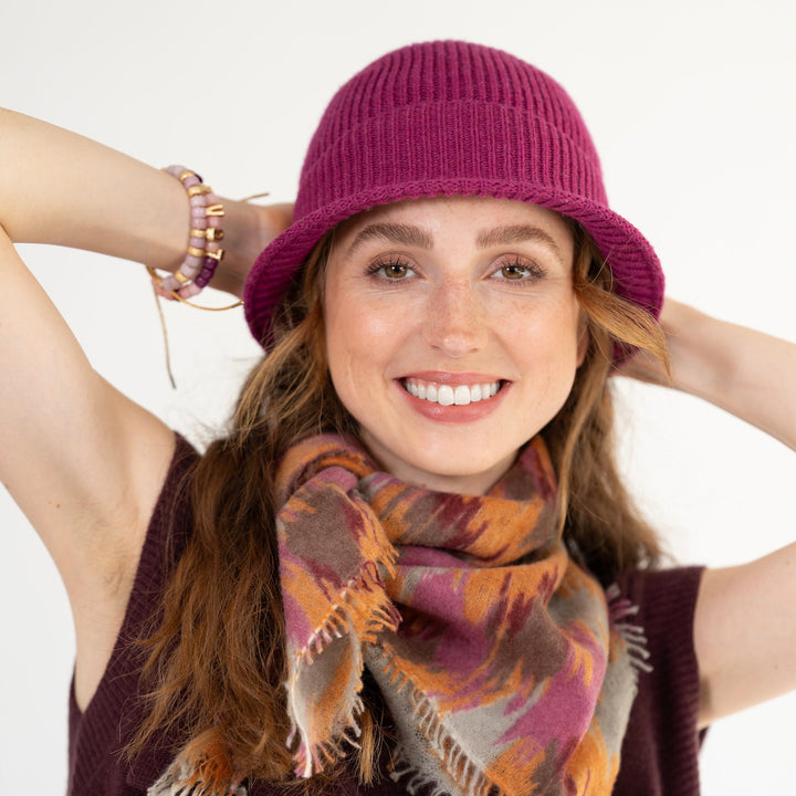 Damen-Strickhut in Wild Berry als modisches Winteraccessoire getragen