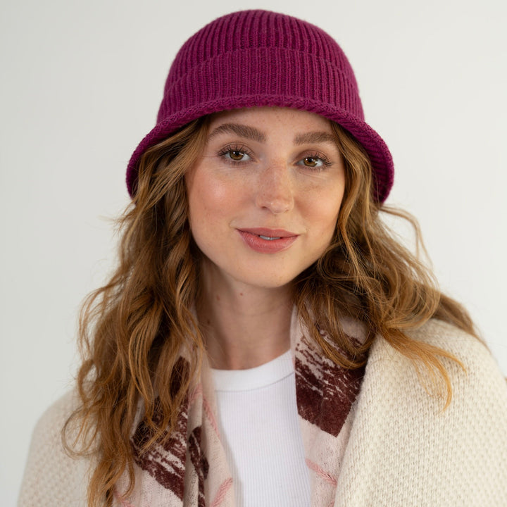 Damen-Strickhut in Wild Berry als modisches Winteraccessoire getragen und kombiniert zu Kaschmirschal und Kaschmir Cardigan