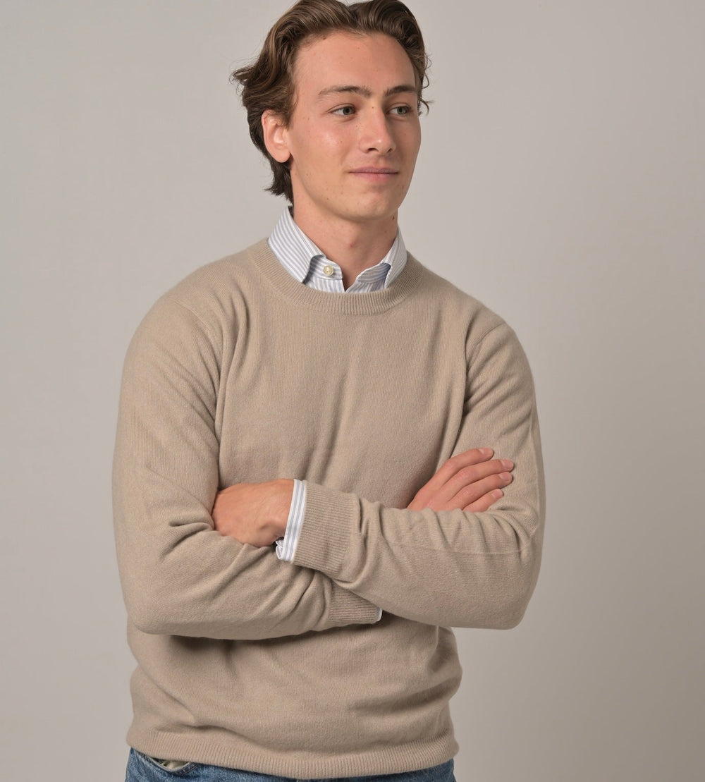Model trägt Klassischen Herren-Kaschmirpullover mit Rundhalsausschnitt in Ice aus 100 % Kaschmir