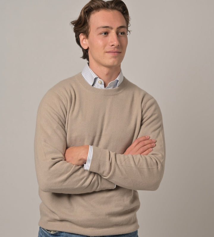 Model trägt Klassischen Herren-Kaschmirpullover mit Rundhalsausschnitt in Ice aus 100 % Kaschmir
