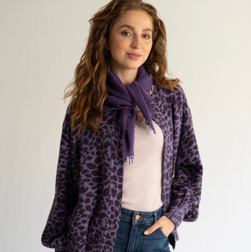 Weiche Strickjacke mit Leomuster in Violett für Damen aus 100% Kaschmir, von cute stuff, Oversized-Schnitt, gestylt zu Jeans und Kaschmirtuch