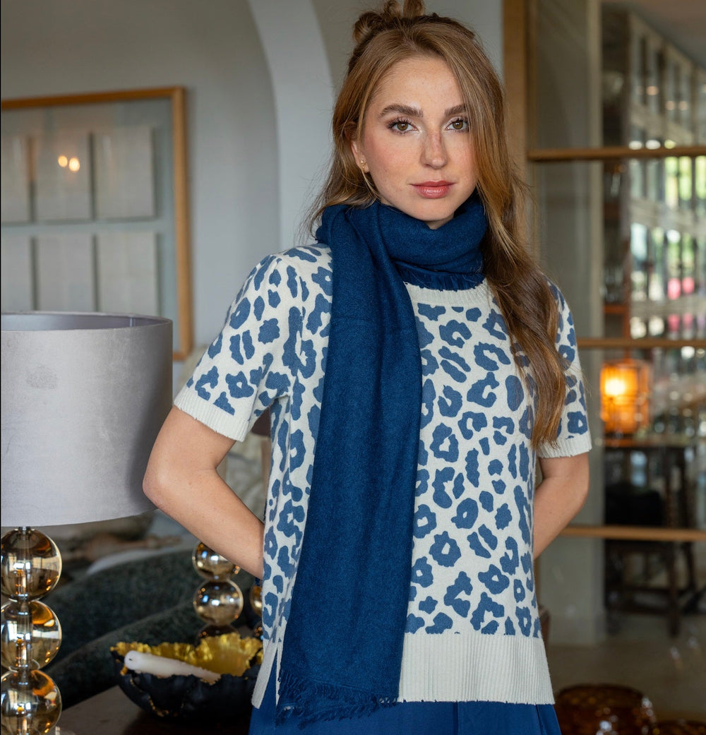 Kompakter Light Cashmere Schal Tiny-cs von cute stuff in Nachtblau getragen als Schal 