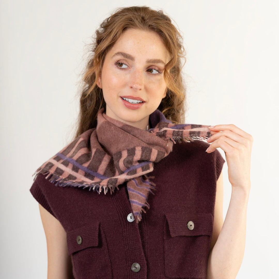 Edles Kaschmir-Bandana von cute stuff mit Streifen-Design gestylt als Halstuch