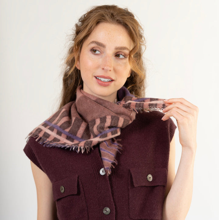 Edles Kaschmir-Bandana von cute stuff mit Streifen-Design gestylt als Halstuch