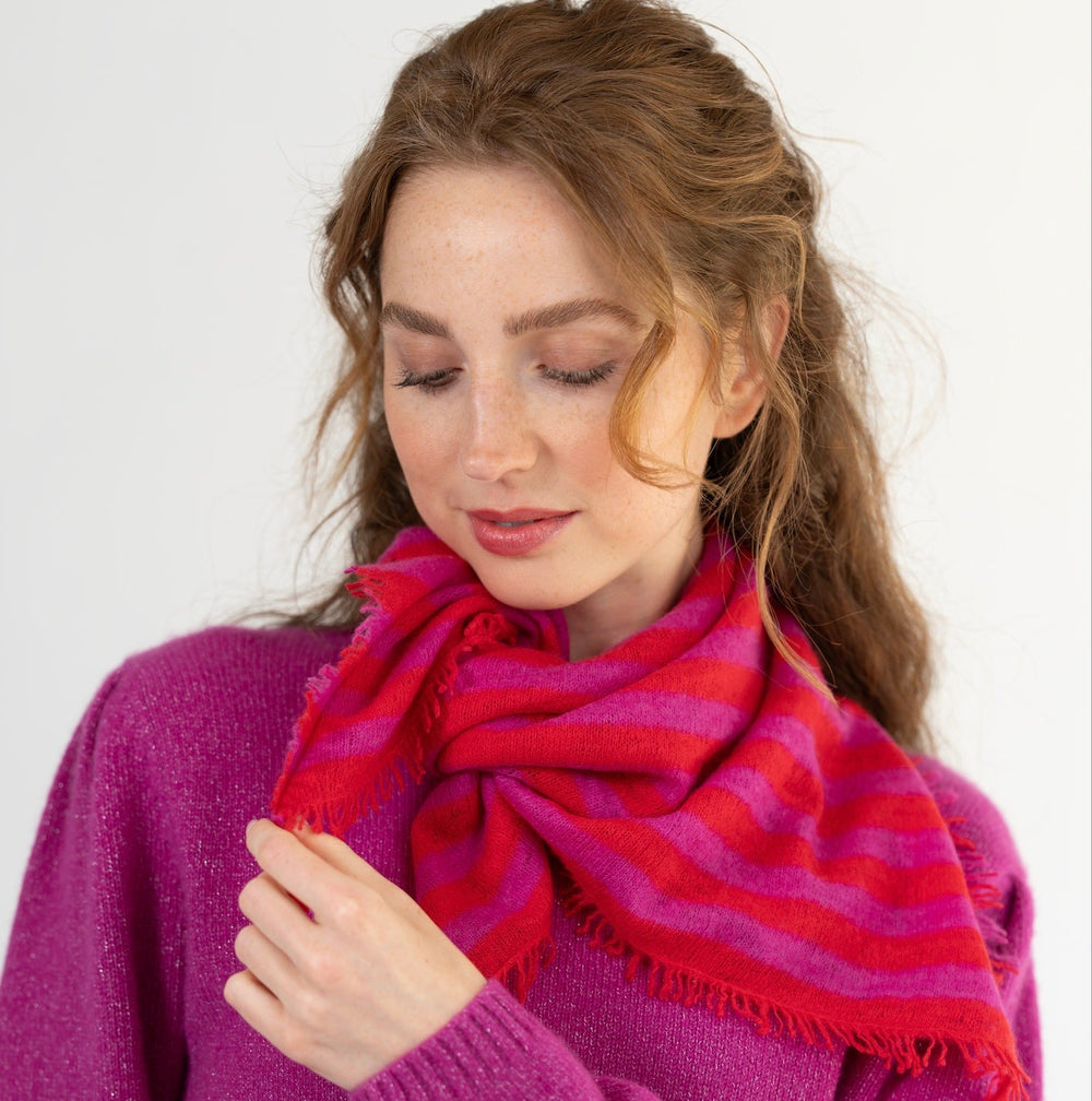 Kaschmir-Bandana mit Streifen in Wild Berry und Kronjuwel gestylt als Halstuch