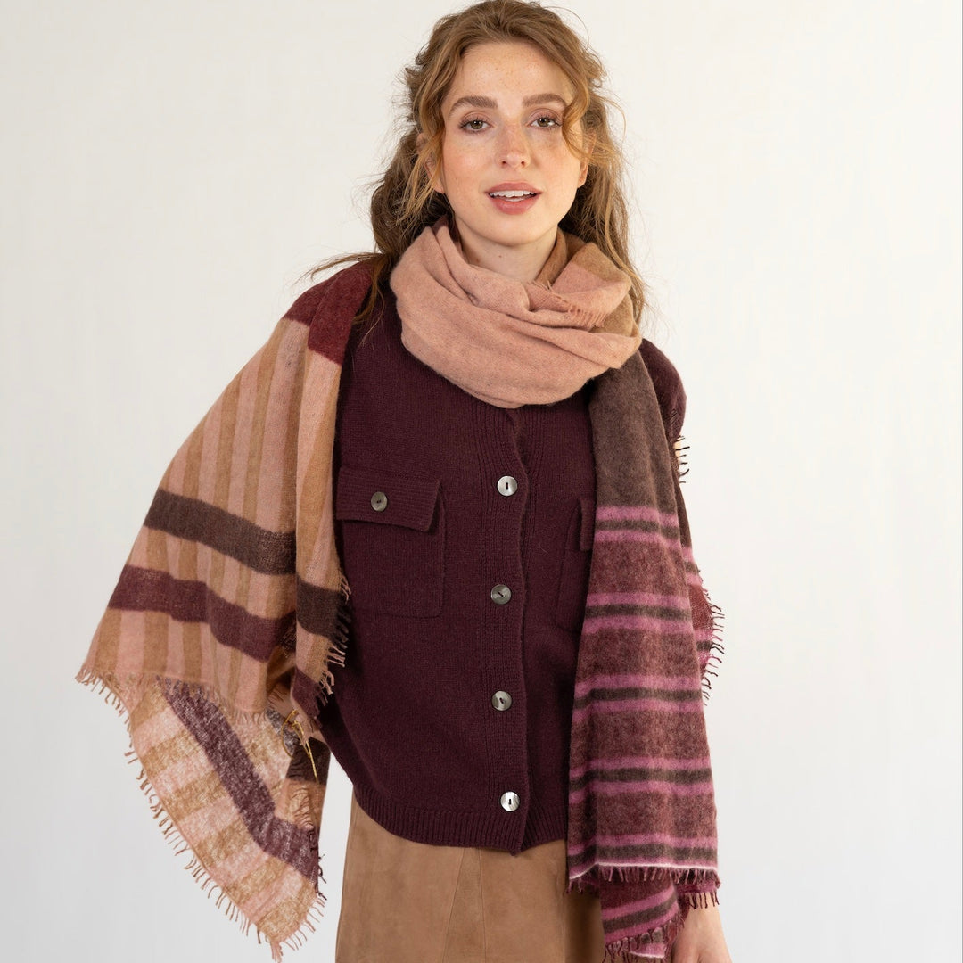 Kaschmirschal „Bibi“ aus 100 % Kaschmir mit Streifenmuster und Colorblocking in Barolo als Halstuch getragen und um den Hals gewickelt