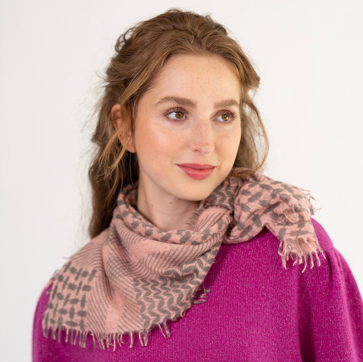 Kaschmir Bandana Luna in Rosa mit grafischem Muster getragen als Halstuch von cute stuff
