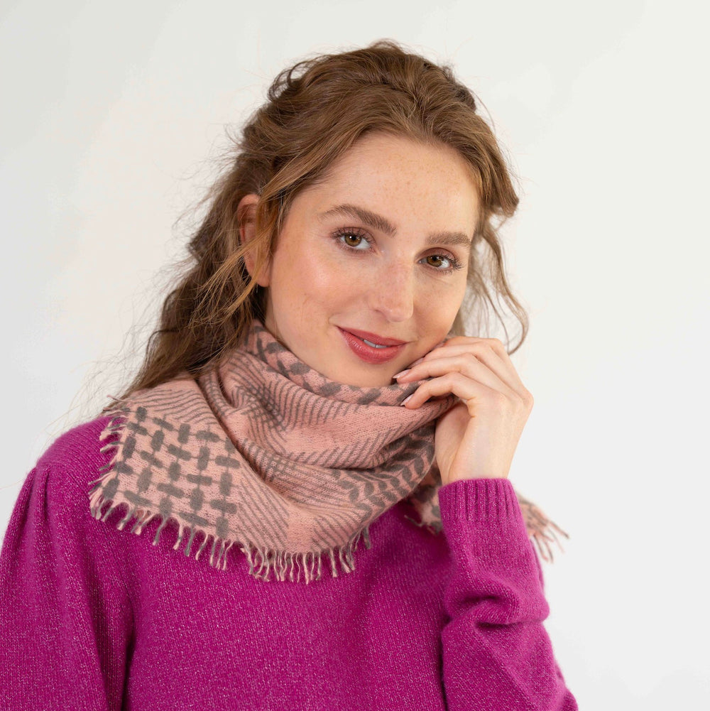 Kaschmir Bandana Luna mit grafischem Muster auf rosafarbenem Grund getragen als Halstuch von cute stuff