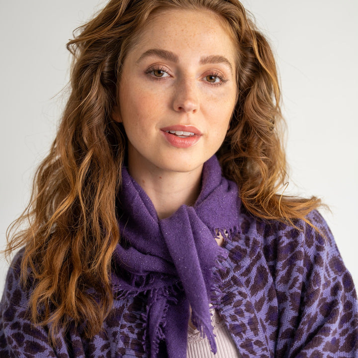 Model trägt kaschmir Bandana Blair-cs mit glänzenden Lurexfäden in der Farbe als Halstuch