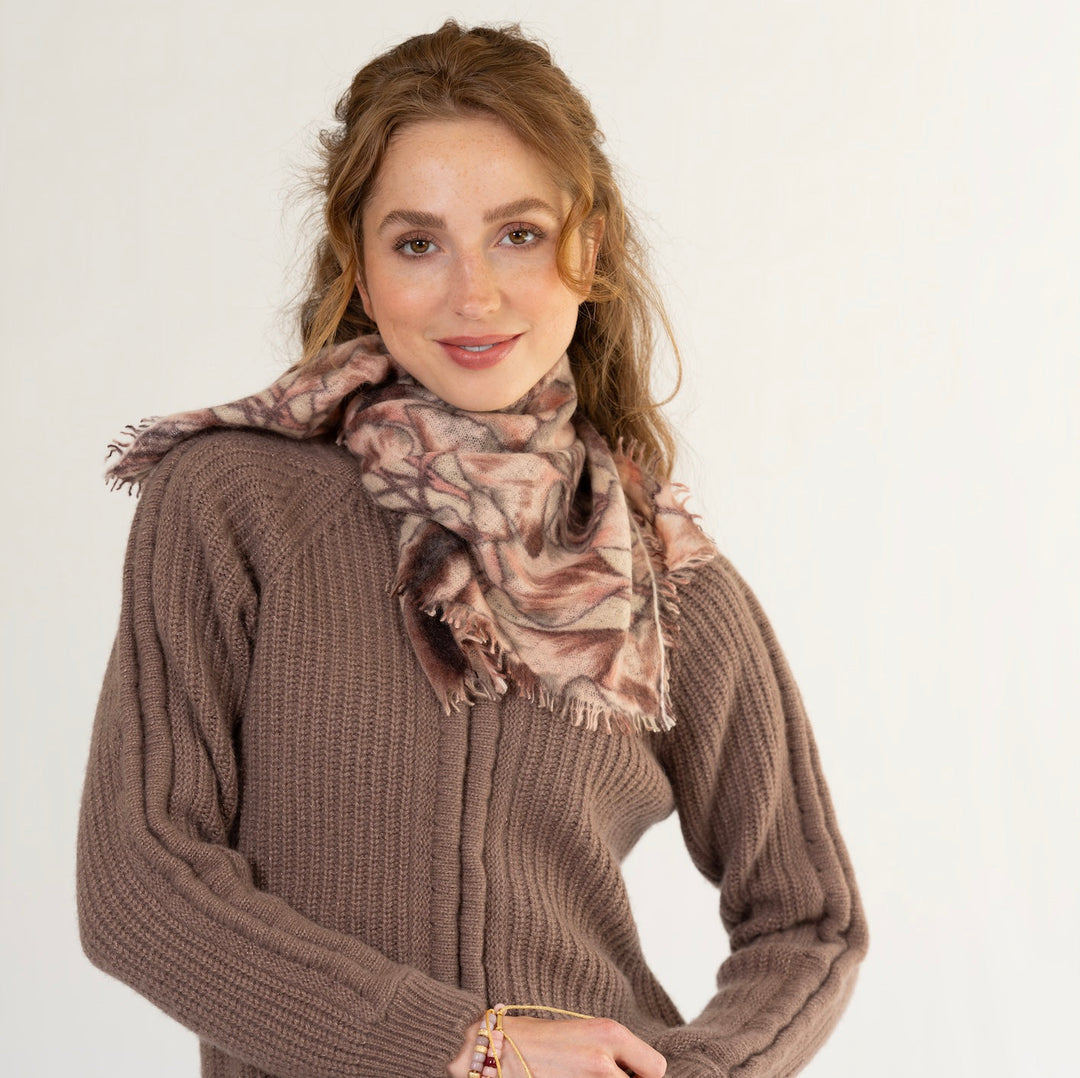 Gemustertes Kaschmir-Bandana „Ginkgo“ aus 100 % Kaschmir in der Farbe Taupe getragen als Halstuch