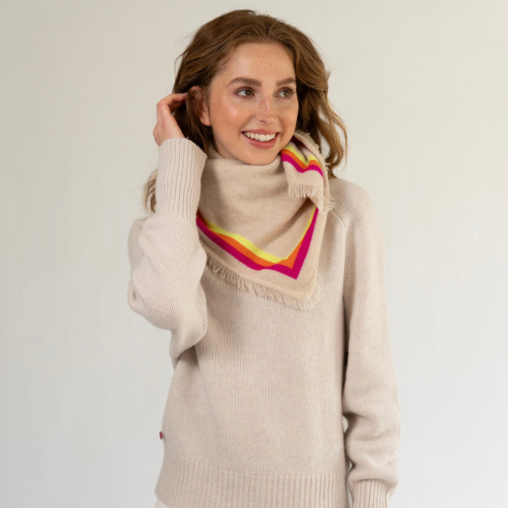 Gewebtes Kaschmir-Bandana mit Streifenborte in Neonpink von cute stuff gestylt als Halstuch getragen über einem Kaschmirpullover