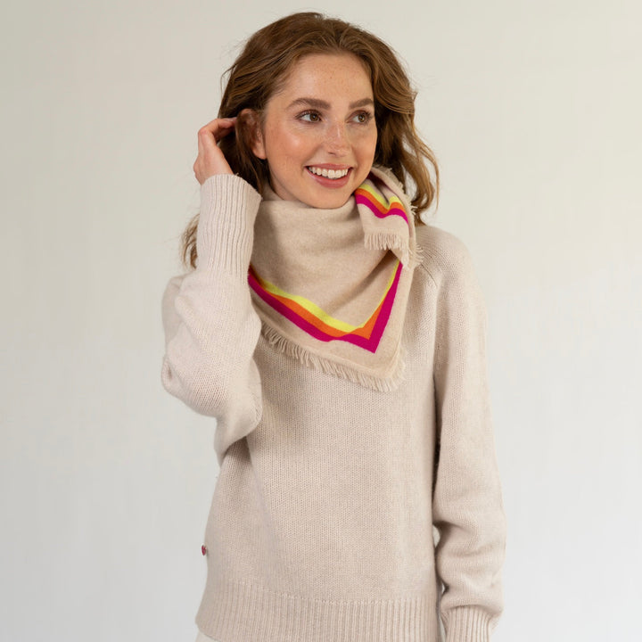 Gewebtes Kaschmir-Bandana mit Streifenborte in Neonpink von cute stuff gestylt als Halstuch getragen über einem Kaschmirpullover