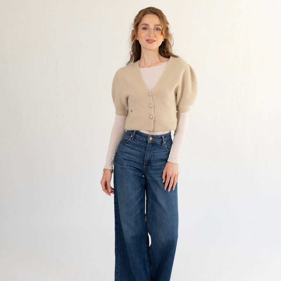 Kurzes Kaschmir-Jäckchen in hellem Beige von cute stff für Damen gestylt zur Jeans