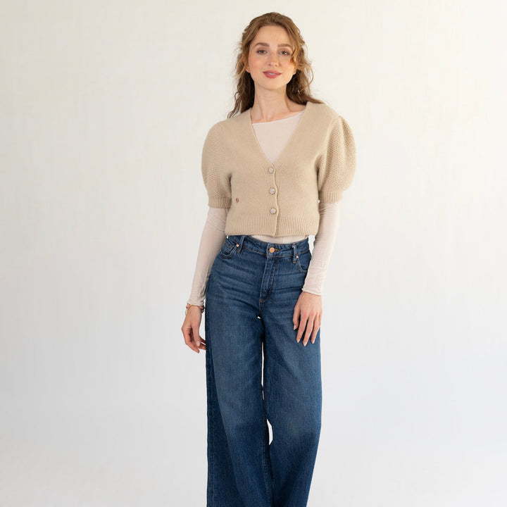 Kurzes Kaschmir-Jäckchen in hellem Beige von cute stff für Damen gestylt zur Jeans