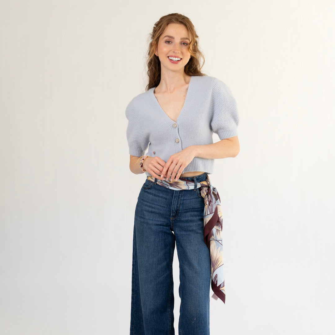 Kurze Kaschmir Strickjacke für DAMEN VON CUTE STUFF IN HELLBLAU MIT STRICKMUSTER UND STRASSKNÖPFEN GESTYLT ZUR JEANS