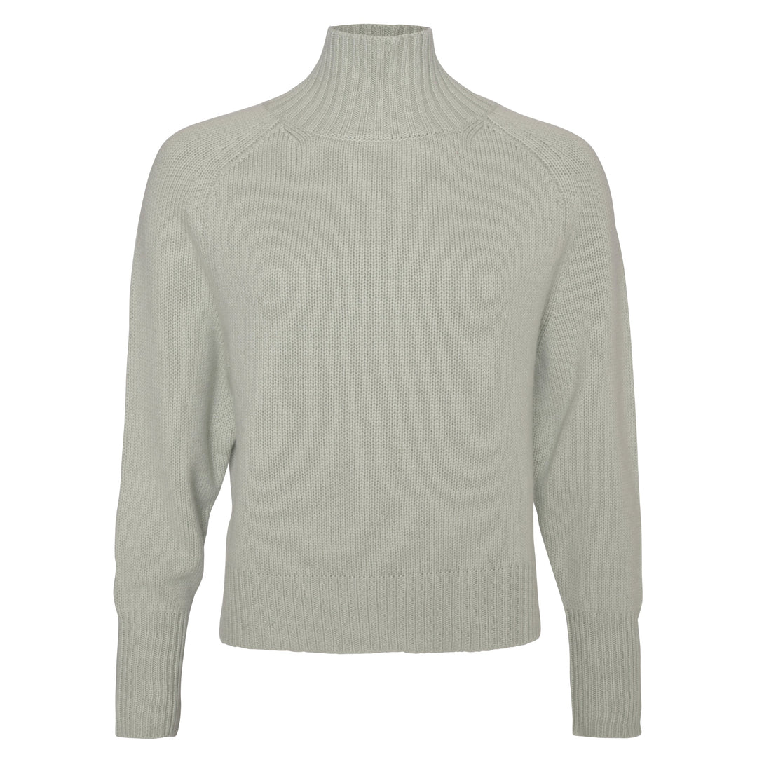 Damen-Kaschmirpullover Alex in Sage Tea aus 100 % Kaschmir mit hohem Turtle Neck und extra-langen, gerippten Ärmelbündchen.