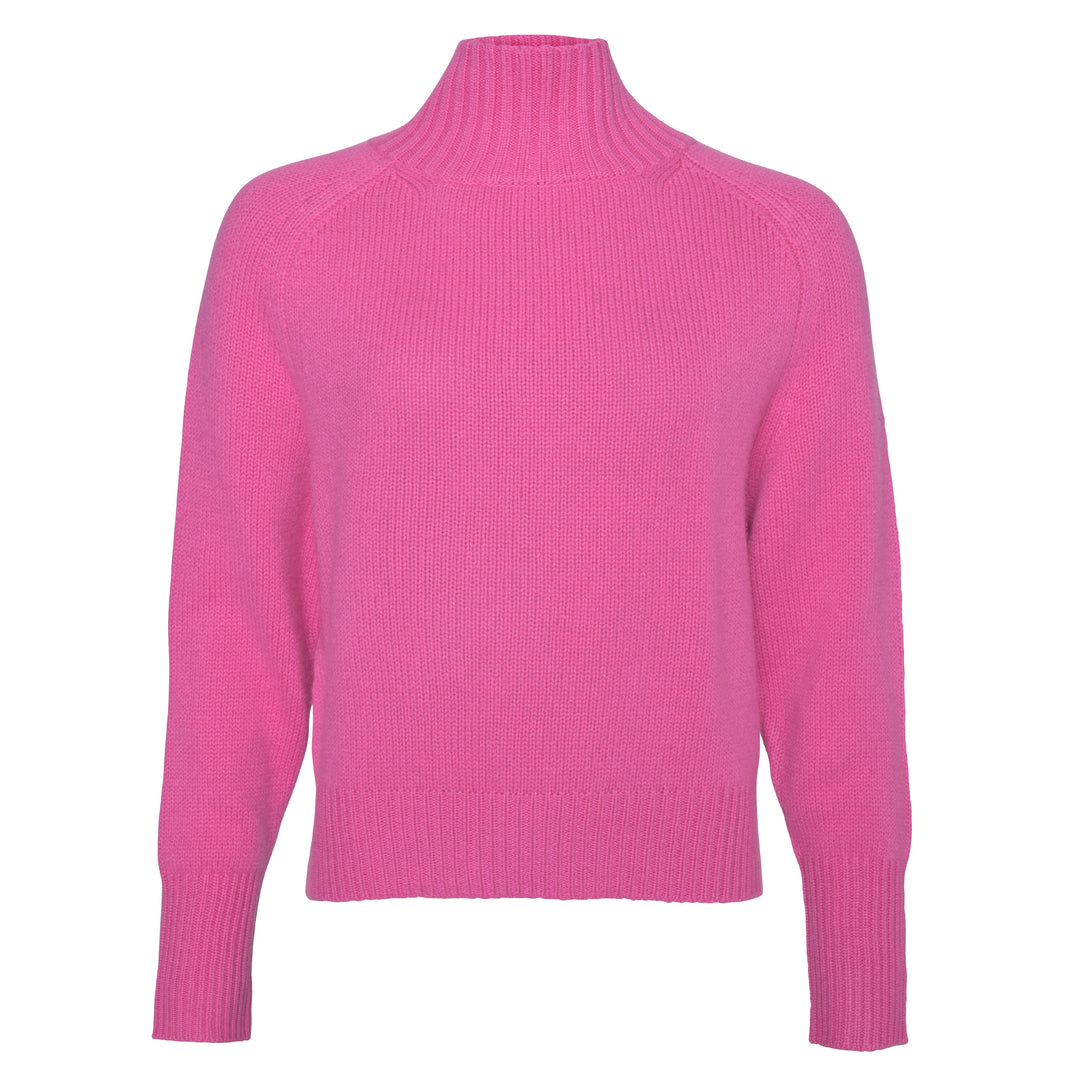 Damen-Kaschmirpullover Alex in Pink Wild Berry aus 100 % Kaschmir mit hohem Turtle Neck und extra-langen, gerippten Ärmelbündchen.