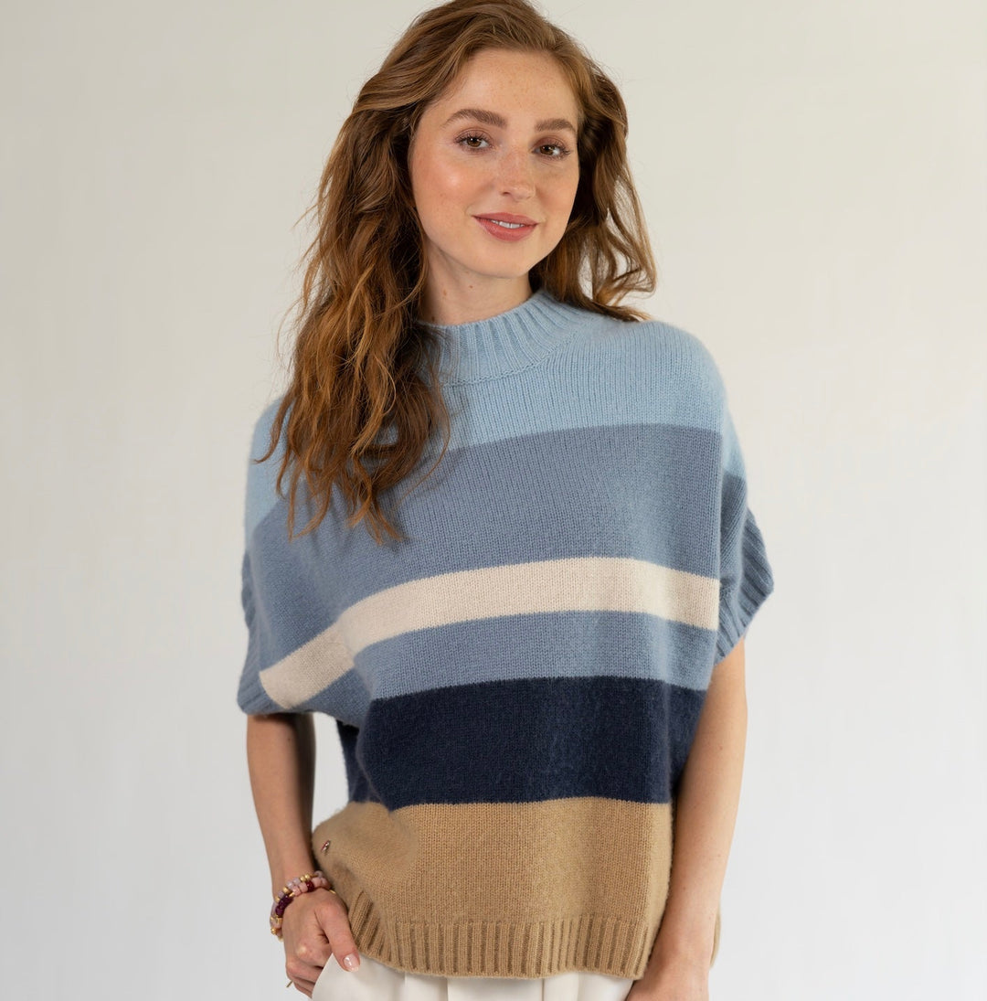 Model trägt Oversized Kaschmir-Pullunder Bibi-cs für Damen aus 100 % Kaschmir in Koralle mit Streifen-Design und Colourblocking,  Stehkragen und angeschnittenem Arm von cute stuff