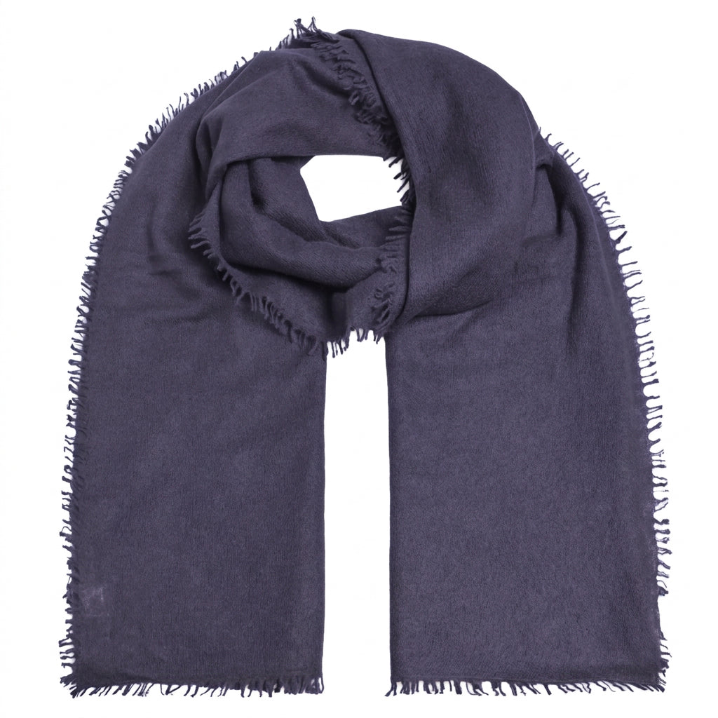 Weicher und besonders fluffiger Kaschmirschal für Damen und Herren von cute stuff mit dezenten Fransen, gestrickt und gefilzt in der Farbe  Purple Nights, Dunkel Lila