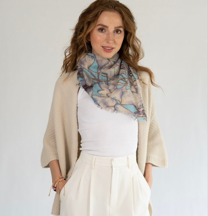 Die locker geschnittene Kaschmir-Strickjacke Anki von cute stuff in der arbe Creme gestylt mit einem Kaschmir-andana