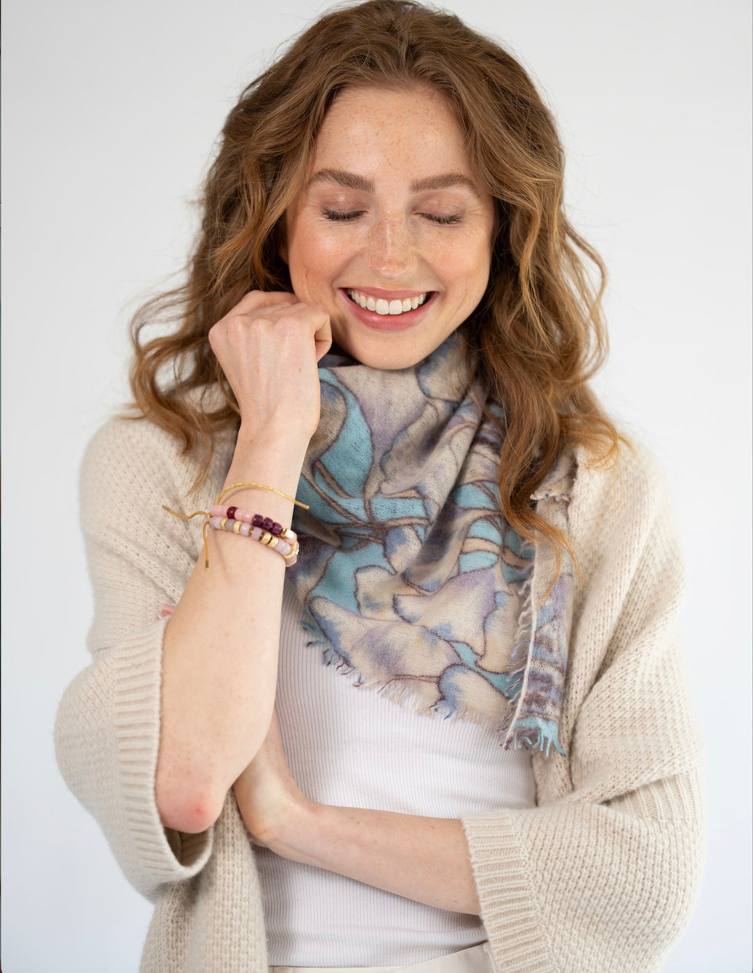 Detailansicht zum Strickmuster und Schnitt der Kaschmir-Strickjacke Anki von cute stuff in der Farbe Creme