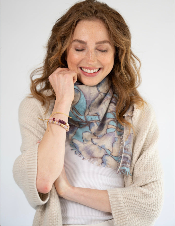 Detailansicht zum Strickmuster und Schnitt der Kaschmir-Strickjacke Anki von cute stuff in der Farbe Creme