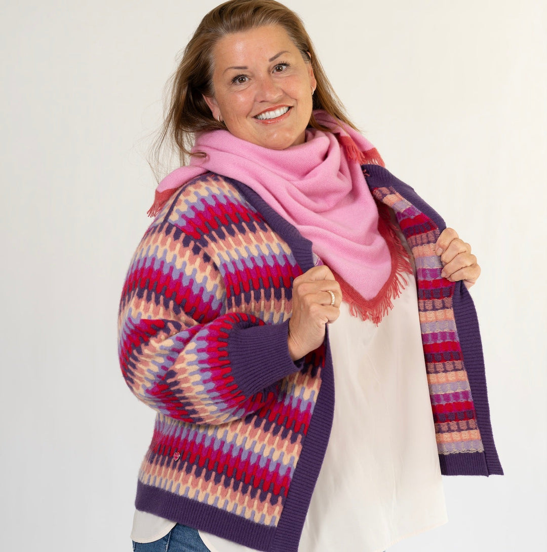 Corinna trägt die oversized Kaschmir-Strickjacke Liv-cs in Kronjuwel lässig über eine Bluse gestylt und kombiniert dazu ein Kaschmirtuch